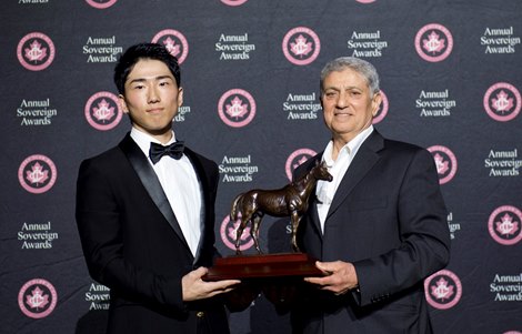 2022 Sovereign Awards<br><br />
Outstanding Jockey Kazushi Kimura (presenter Larry Attard) 2022 Sovereign Awards<br><br />
Outstanding Jockey Kazushi Kimura (presenter Larry Attard)