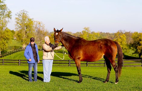 Marty Buckner, left, and Nancy Mitchell with Leslie&#39;s Lady, the dam of Beholder at Clarkland Farm.