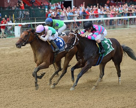 Paulassilverlining wins the 2017 Honorable Miss Handicap (G2)