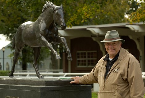 Bill Nack next to the Secretariat statue