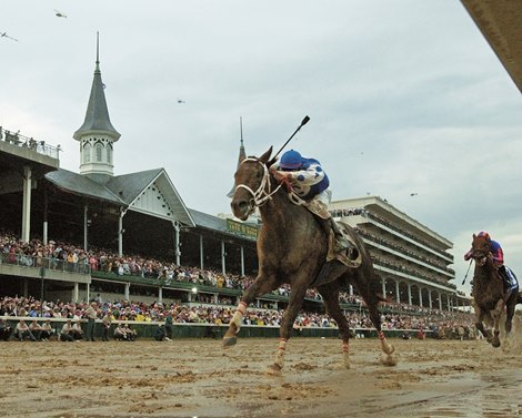 Smarty Jones wins the 2004 Kentucky Derby.
