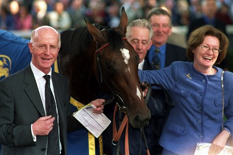 Sinndar with John and Catrina Oxx at Longchamp Mirrorpix