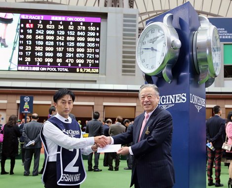 Mr Masayuki Goto, President &amp; CEO of Japan Racing Association, presents a prize of HK$5,000 to the Groom responsible for Persian Knight, the Best Turned Out Horse in the LONGINES Hong Kong Mile.