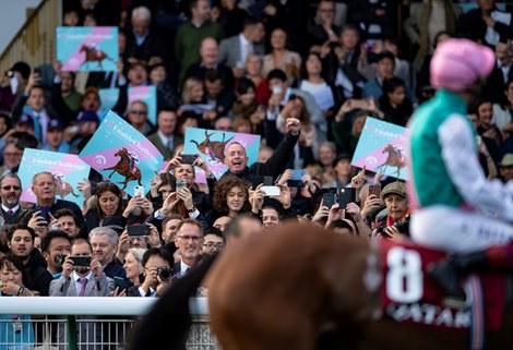 Fans cheer Enable (Frankie Dettori) before the Arc at Longchamp 