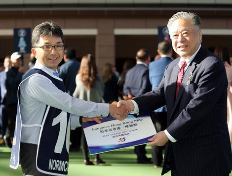 Mr Masayuki Goto (right), President & CEO of JRA, presents a prize of HK$5,000 to the Groom responsible for Normcore, the Best Turned Out Horse in the LONGINES Hong Kong Mile