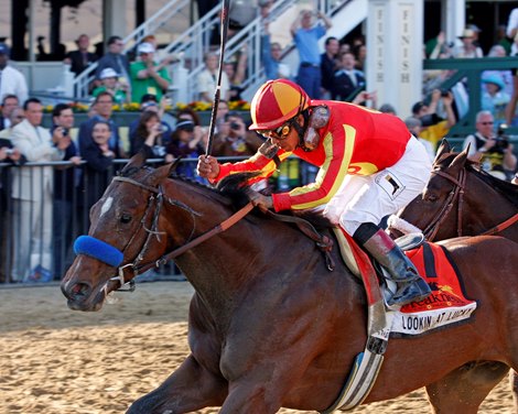 Lookin At Lucky wins the 2010 Preakness Stakes