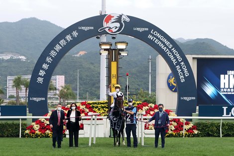 Francis Lui-trained Golden Sixty with Vincent Ho in the saddle claims the LONGINES Hong Kong Mile