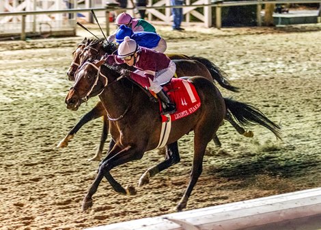 16/1/2021 - ג'ו טלמו על סיפונה של Midnight Bourbon שומר בראש כדי לזכות בריצה ה-77 של 200,000 $ של LeComte Stakes ב-Fair Grounds.  Hodges Photography / Amanda Hodges Weir