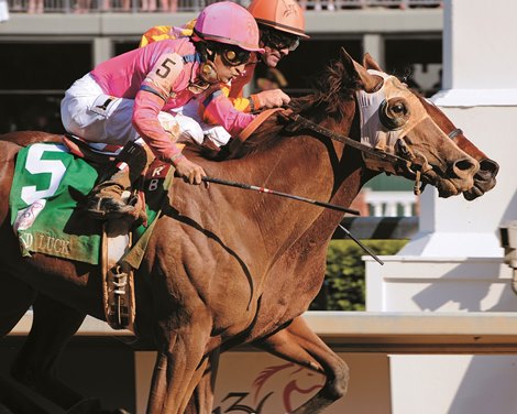 Blind Luck wins the 2010 Kentucky Oaks