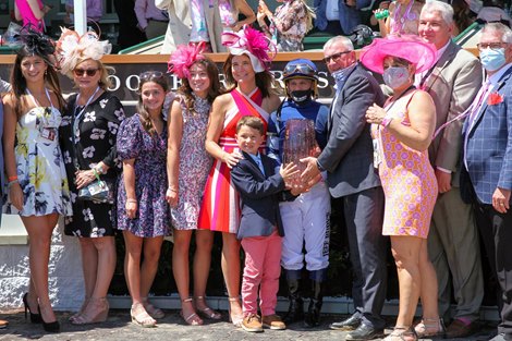 Gift List, Javier Castellano up, wins the Edgewood (G2T) at Churchill Downs on April 30, 2021.