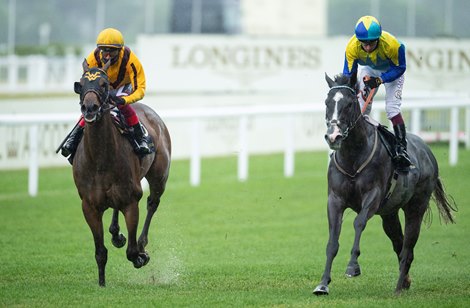 Campanelle (Frankie Dettori, left) defeated the Dragon Symbol (Oisin Murphy, right) in the Commonwealth Cup Ascot 18.6.21 Photo: Edward Whitaker / Racing Post