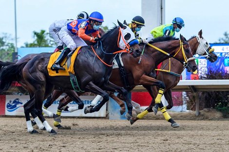 Racing at Hipódromo Camarero
