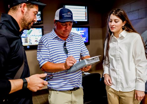 October 4, 2021: Conor Foley signs for Hip #189, a Kentucky-bred colt sired by Mendelssohn, out of Tasha&#39;s Moon (a Malibu Moon mare), for Oracle Bloodstock’s $230,000 purchase during the Fasig-Tipton Midlantic Fall Yearlings sale at the Fasig-Tipton Sales Pavilion in Timonium, Maryland. Jon Durr/Eclipse Sportswire/CSM