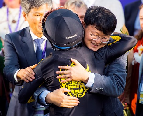 Lee Jin-woo and winning connections in the winner’s circle after Knicks Go and Joel Rosario win the Breeders’ Cup Classic (G1) at Del Mar on November 6, 2021.