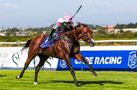 Jet Dark wins the 2022 L'Ormarins Queen's Plate<br>
Jockey S'manga Khumalo, Trainer Justin Snaith, Owners Nick Jonsson & Tommy Crowe