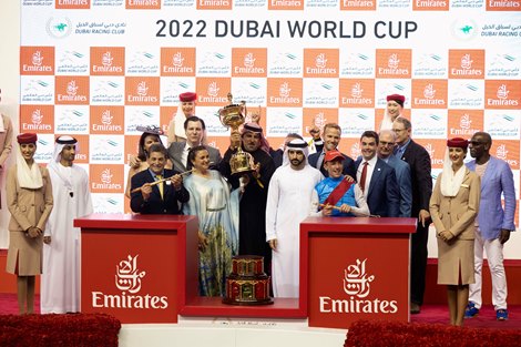 Zedan Racing Stables Inc, WinStar Farm LLC et Commonwealth Thoroughbreds LLC, Bob Baffert et Lanfranco Dettori acceptent les trophées de la Coupe du monde de Dubaï sponsorisés par Emirates Airline de Son Altesse Cheikh Hamdan Bin Mohammed Bin Rashid Al Maktoum à 26 ans. Coupe du monde de Dubaï le 26 mars 2022