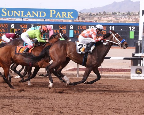 Cleopatras Charge wins 2022 Sunland Park Oaks at Sunland Park