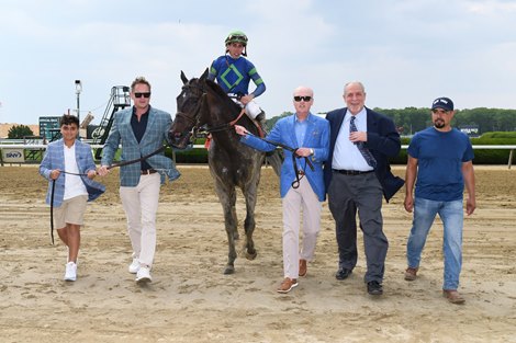 Goodnight Olive wins the 2023 Bed o&#39; Roses Stakes at Belmont Park