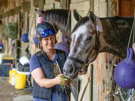 Trainer Melanie Giddings spends some quality time with her stakes winning filly Maple Leaf Mel in her barn at the Oklahoma Training Center adjacent to the Saratoga Race Course July 12, 2023 in Saratoga Springs, N.Y..  Photo by Skip Dickstein