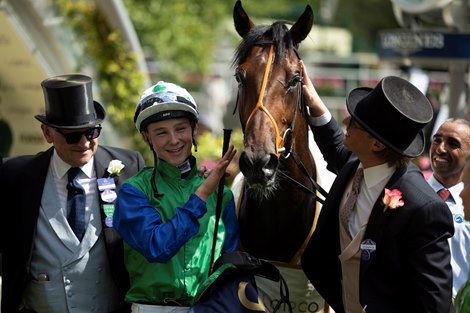 Brian Meehan, Billy Loughnane and Sam Sangster with Rashabar after winning the Coventry Stakes Gr.2. Royal Ascot day 1. Photo: Patrick McCann/Racing Post 17.06.2024