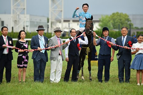 The 2024 Takarazuka Kinen won by Blow The Horn ridden by Akira Sugawara, trained by Tatsuya Yoshioka, and owned by Makio Okada. Photo by Katsumi Saito