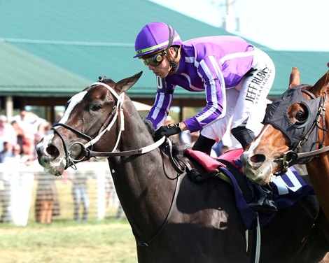 Tiztastic wins the 2024 Kentucky Downs Juvenile Mile Stakes at Kentucky Downs