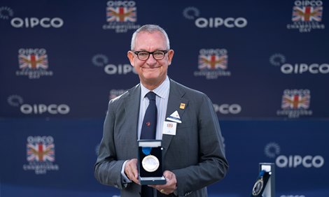 Chairman of France Galop, Guillaume de Saint-Seine picks up a lifetime achievement award to Goldikova<br>
Ascot 19.10.24 Pic: Edward Whitaker