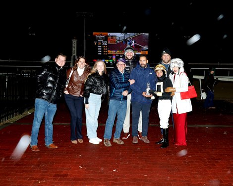 Howard Wolowitz wins the 2024 Holiday Cheer Stakes at Turfway Park