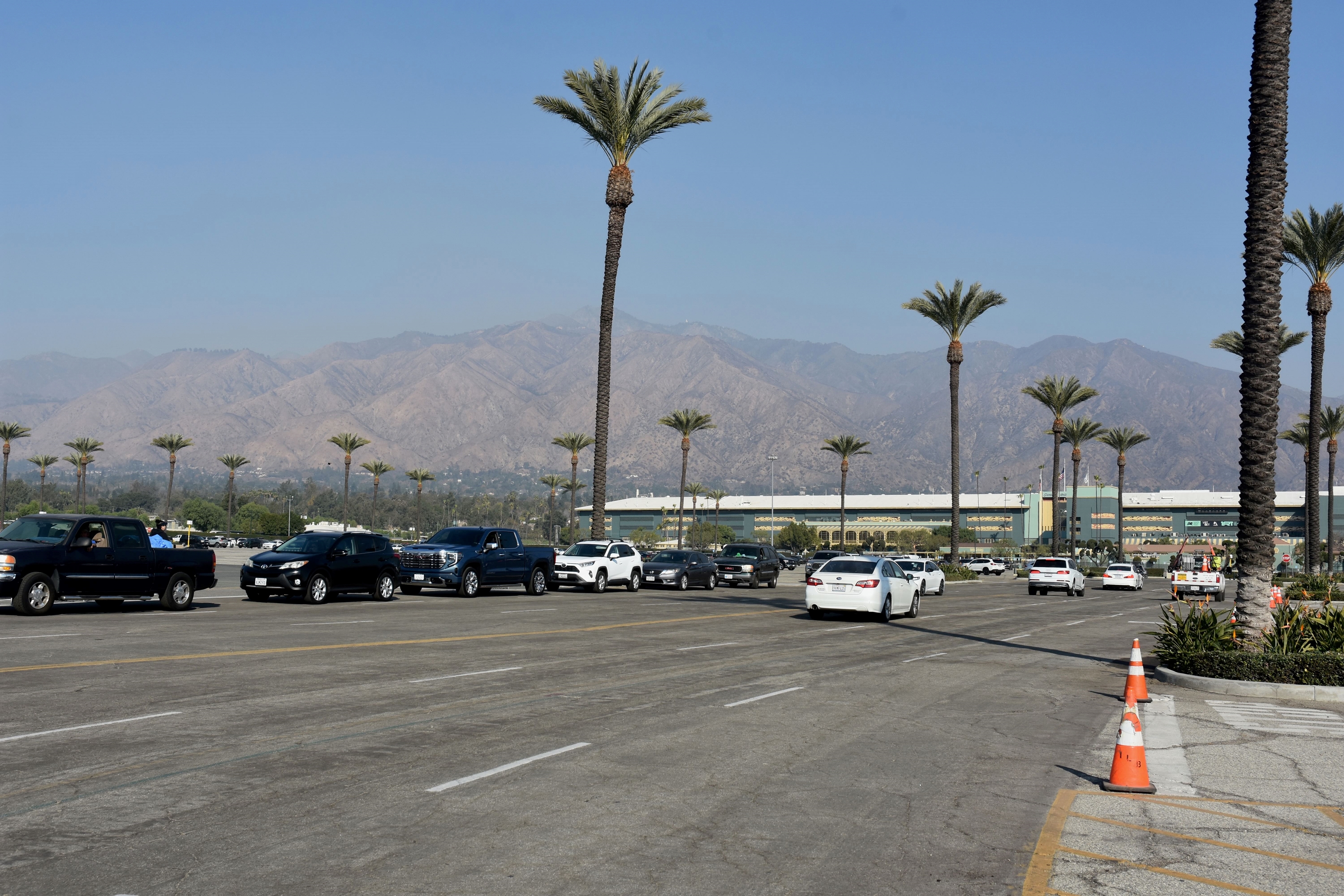 Santa Anita Park staging and donation, 2025 fires<br />
¿Una fila de vehículos esperando ingresar al área de recepción y distribución de donaciones