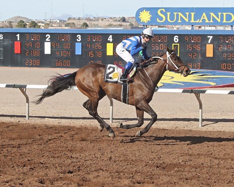 RUNNIN N GUNNIN wins the 2025 Sunland Park Oaks at Sunland Park