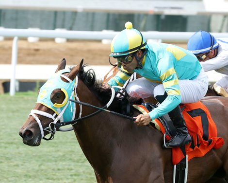 Pin Up Betty wins 2025 Anchorage Overnight Stakes at Churchill Downs