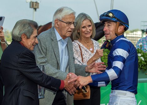 Amerman Racing's homebred Test Score and jockey Juan Hernandez win the Grade II $200,000 Twilight Derby Saturday, October 25, 2025 at Santa Anita Park, Arcadia, CA. The 3-year-old son of Lookin At Lucky is trained by H. Graham Motion.  From left, trophy presenter Laffit Pincay, Jr., owner John Amerman, Dynell Osborne congratulate jockey Juan Hernandez after the race.<br>
Benoit Photo
