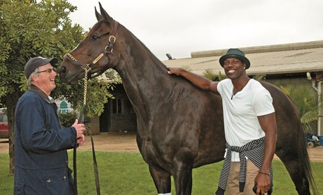 Terrell Owens with Zenyatta as trainer John Shirreffs looks on