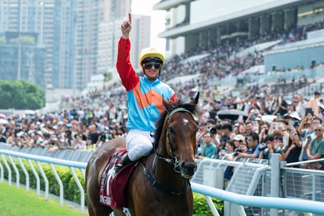 The David Hayes-trained Ka Ying Rising wins the HK$24 million G1 Chairman’s Sprint Prize (1200m) with Zac Purton in the saddle today (Sunday, 26 April), breaking his own Sha Tin 1200m turf track record by clocking 1m07.10s and extending his record winning streak to 20 consecutive wins.  Ka Ying Rising wins all three legs of Hong Kong’s Speed Series and returns a HK$5 million bonus to connections