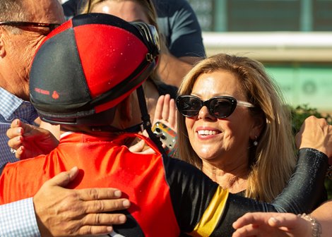 Ana Maron of Saints or Sinners, right, celebrates with jockey Mike Smith, left, in the winner's circle after So Happy's victory in the Grade I, $500,000 Santa Anita Derby, Saturday, April 4, 2026 at Santa Anita Park, Arcadia CA.<br>
© BENOIT PHOTO
