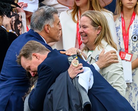(L-r): bottom): Ogden Phipps II hugging Teresa Viola; (L-r, top): Vinny Viola with Daisy Phipps. Golden Tempo with Jose Ortiz wins the Kentucky Derby (G1) at Churchill Downs in Louisville, Ky., on May 2, 2026